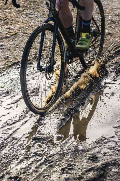 When it gets really wet, things get tricky: in muddy conditions, coarse, wide-spaced lugs are track-following - the profile tends towards mountain bike.