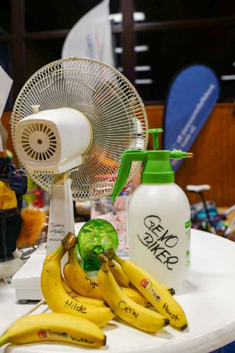 Kraft der Banane: Verpflegungstisch beim 48-Stunden-Rollerennen in Poppenhausen, bei dem nur Mountainbikes zugelassen sind.