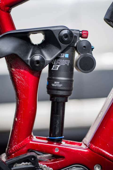 Ein Dämpfer mit mehr Hub im Heck verhilft dem E-Escarpe immerhin zu 152 Millimetern Federweg im Heck.