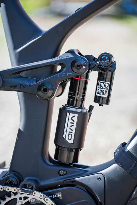 In der Serie kommt das GasGas mit DVO-Federelementen. Als Sram Teamfahrer stecken in Fischis Race-Enduro eine ZEB-Gabel und ein Rockshox Vivid Air Ultimate Dämpfer.