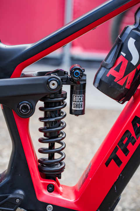 Ob Yannick Pontal im Rennen einen Coil-Dämpfer oder den Rock Shox Vivid Air mit Luftfederung fährt, hängt von der Strecke ab. Oft fällt die Entscheidung erst nach dem Training.