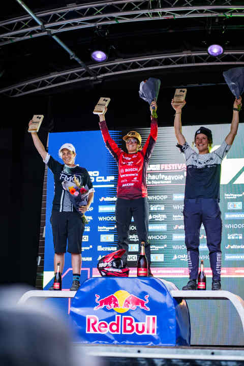 Immer wieder fährt Tracy Moseley (links) im E-Enduro-Weltcup aufs Podium, wie hier 2023 in Les Gets.