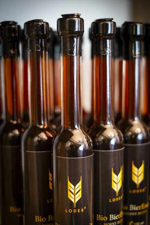 In der Manufaktur Loder wird aus hochwertigen Bieren auch Essig gebraut.