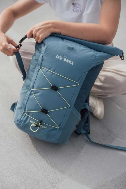 Der Rollverschluss kann nach oben oder seitlich geschlossen werden und ermöglicht eine flexible Anpassung des Packvolumens.