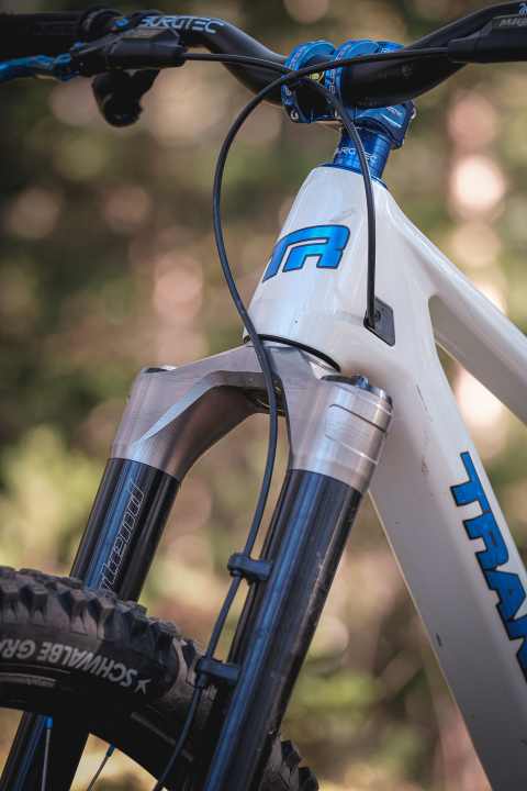 Viel hilft viel: Die Brücke der Intend Flash 38 Upsidedown-Gabel wird aus dem Vollen gefräst und soll besonders steif sein.