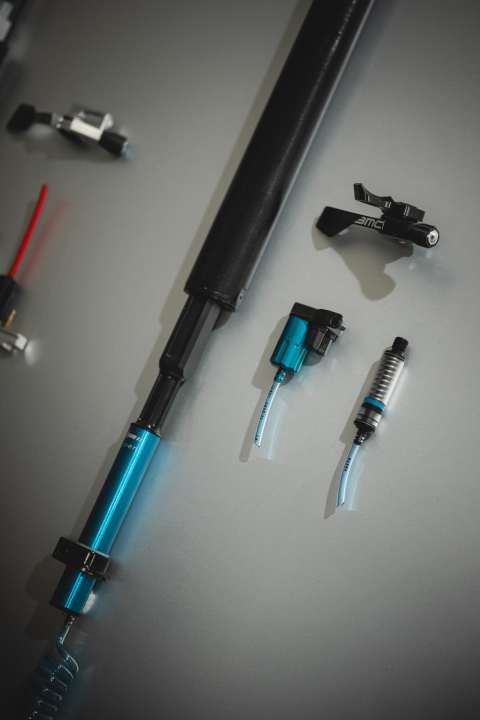 The individual parts of the Autodrop seatpost, which ensure the automatic lowering of the saddle and are hidden inside the frame.