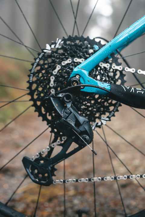 A twelve-speed drivetrain with 500 per cent gear range and a small chainring harmonise well with children's legs and predestine the VPace for real MTB tours.