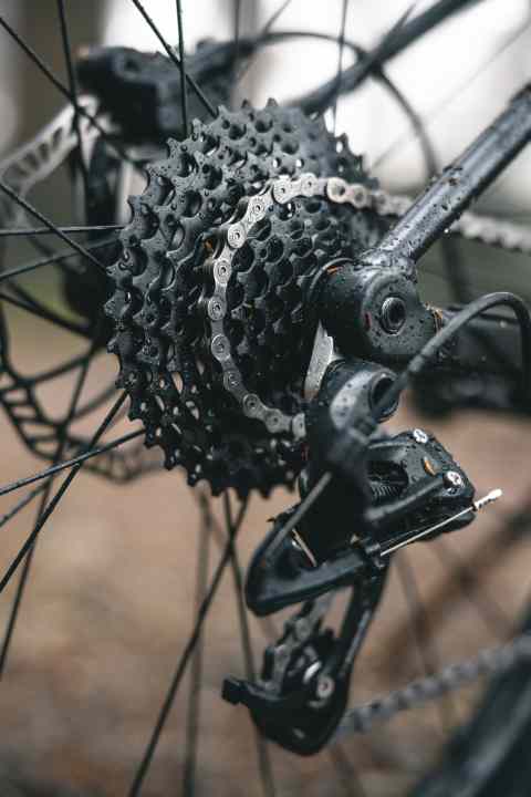 Only nine gears and a small cassette are not enough for off-road use. When it gets steep, small bikers have to fight.