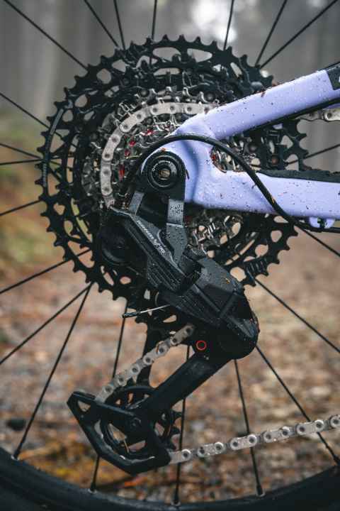 Die mechanische Sram Eagle 70 Transmission steht dem Kinder-Fully von Propain mit ihrer guten Funktion und großen Übersetzungsbandbreite ausgezeichnet. Allerdings drückt sie auch aufs Gewicht.