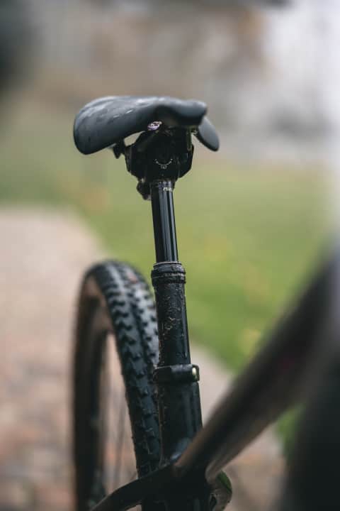 Rockshox Reverb XPLR AXS was originally developed for gravel bikes. But the radio-controlled dropper post also cuts a fine figure on children's mountain bikes.