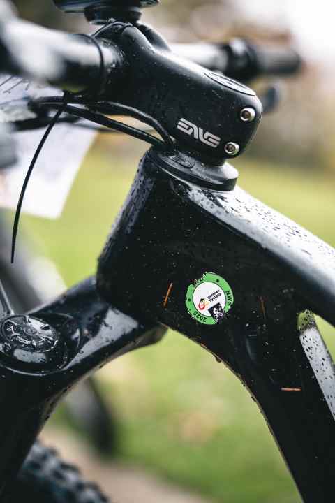 Aufkleber weisen die Konformität mit den Wettkampfregeln diverser Rennen nach. Hugo ist angehender Cross-Country-Radsportler.