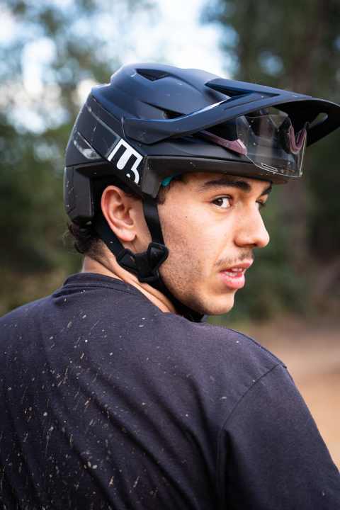 Sunglasses can be stowed under the adjustable visor. In the event of a fall, the break-away visor folds backwards to reduce the risk of injury