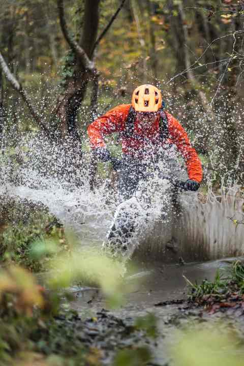Sorgenfrei: Egal, ob Schnee oder Schmodder – diese Bikes lassen Sie auch bei miesesten Bedingungen nicht im Stich. Vier Sorglos-Hardtails im Test. Seite 24 