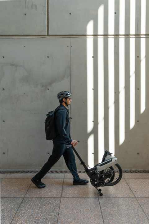 Mit 12,5 Kilo ist das Lemmo Zero leicht genug, um einfach durch die City bugsiert zu werden.