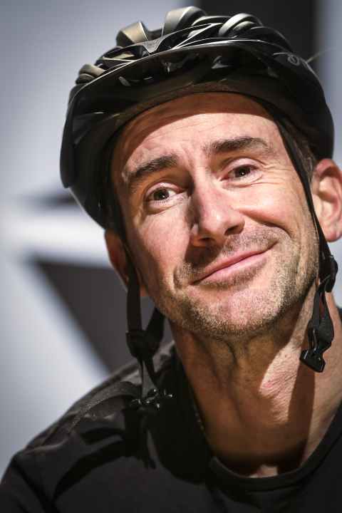 Harry G posing: on YouTube, the smart professional grandson with the Bavarian felt hat is particularly good at miming the Piefkes he makes fun of. In his private life, he enjoys freeriding and racing bikes.