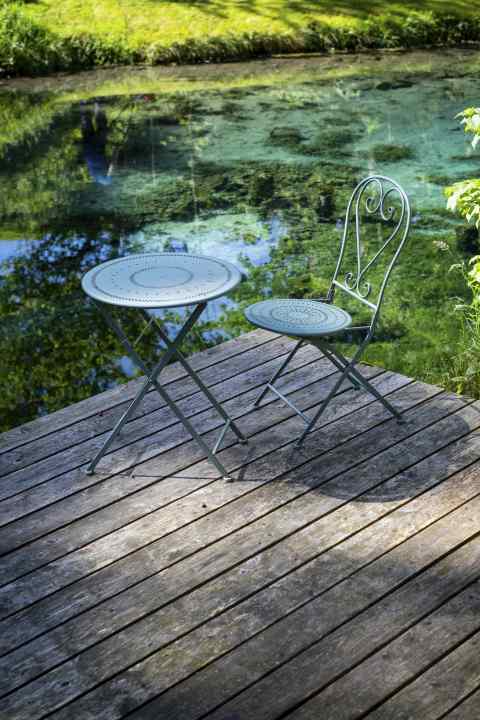 Die Blaue Quelle hinter dem gleichnamigen Hotel und Restaurant ist frei zugänglich und lädt zu einer Verschnaufpause ein.