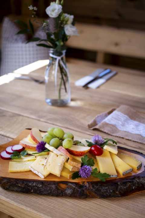 Hay milk or rock cheese? The Plangger cheese dairy offers a huge selection of organic milk and cheese specialities