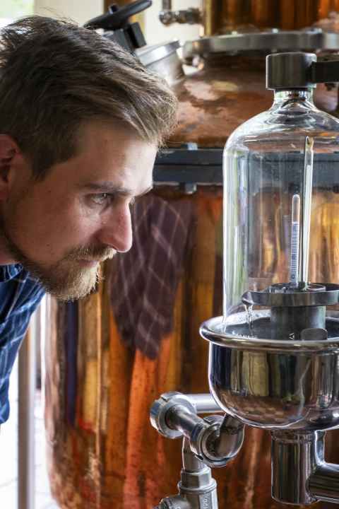 Brenner Max Irlinger überwacht die Produktion in der Enzianbrennerei Grassl