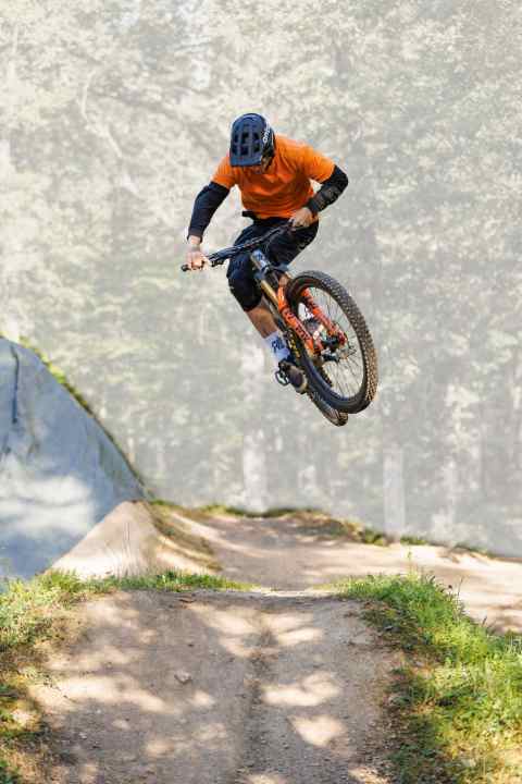 Tip: Help yourself and push your shoulder forwards towards the front wheel.