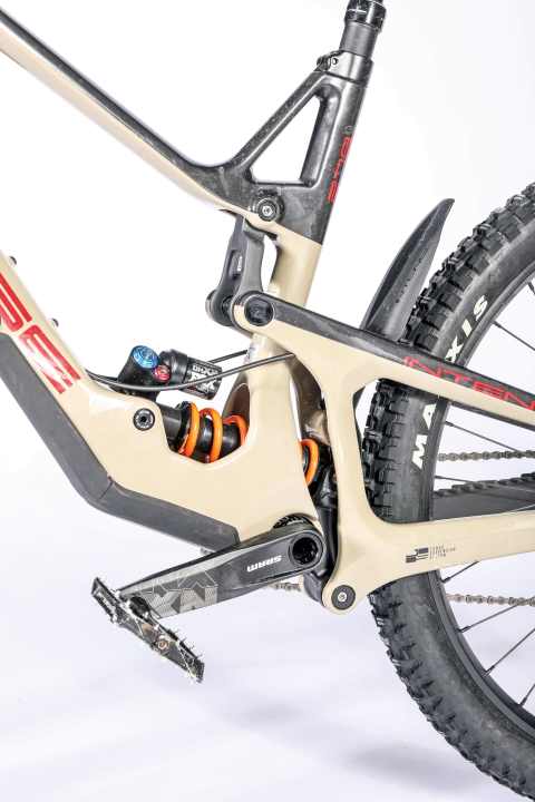 Eye-catcher: The coil shock (450 spring), which is positioned low in the frame, made us cheer during testing: It responds smoothly and always keeps things quiet on our EWS test track. Super!