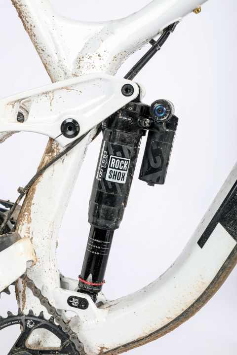 Thin thing: The air suspension strut looks narrow-chested, but does its job. You can set it in two positions for more progression (Race) or less (Park). The effect: minimal.