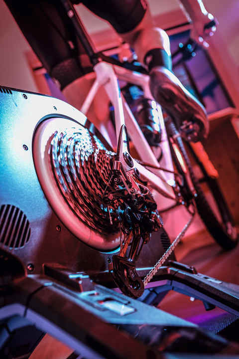 Bike einspannen und los geht’s: Moderne Rollentrainer machen das Biken in den eigenen vier Wänden einfach.