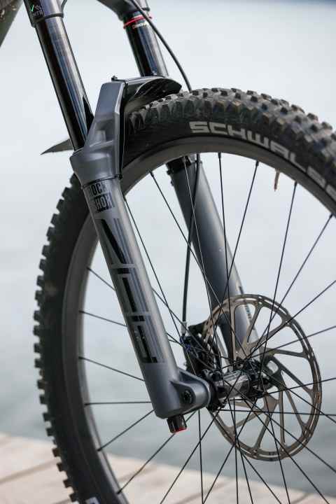 Rockshox ZEB Ultimate mit Charger 3 Dämpfung - die 38-Millimeter-Gabel sorgt mit ihren 170 Millimetern Federweg und der sehr guten Dämpfungskartusche für Sicherheit und gute Kontrolle bergab.