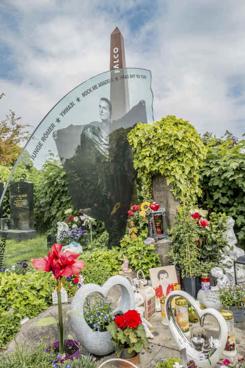 Pilgerstätte für Fans: Das Grab des österreichischen Popstars Falco auf dem Wiener Zentralfriedhof.