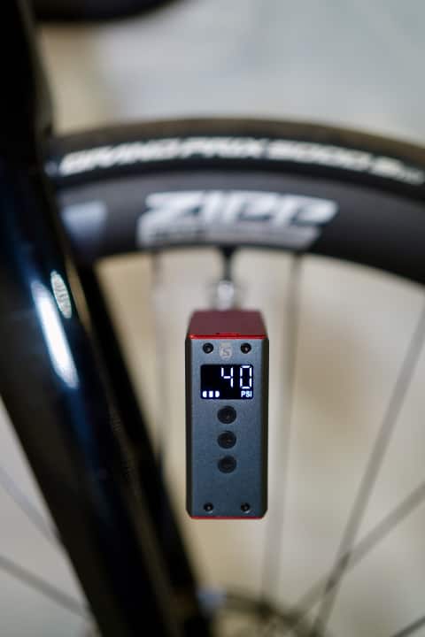 The desired pressure can be set on the Silca Elettrico Ultimate from 0.2 to 6.9 bar.