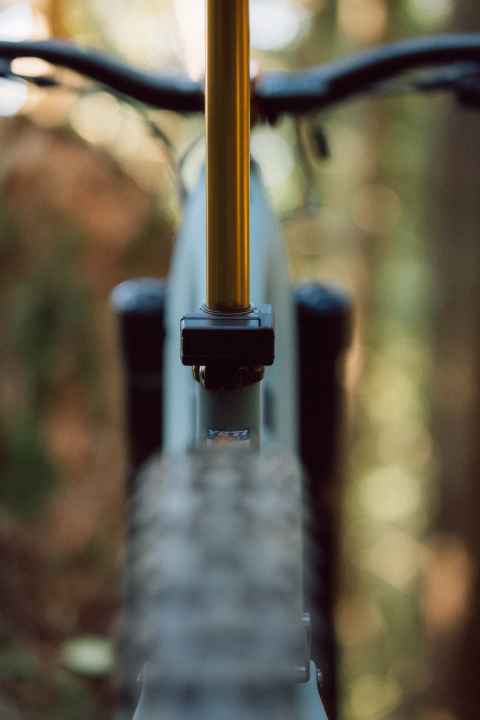 Fox's battery and control unit are positioned on the seatpost clamp. This means that the battery does not get in the way when the suspension is compressed