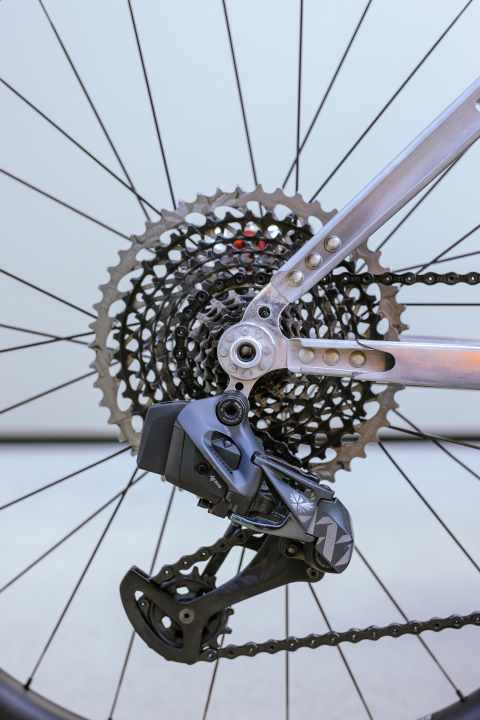 The dropouts are riveted to the chain and seat stays, whose plates are bent into profiles for maximum stability.