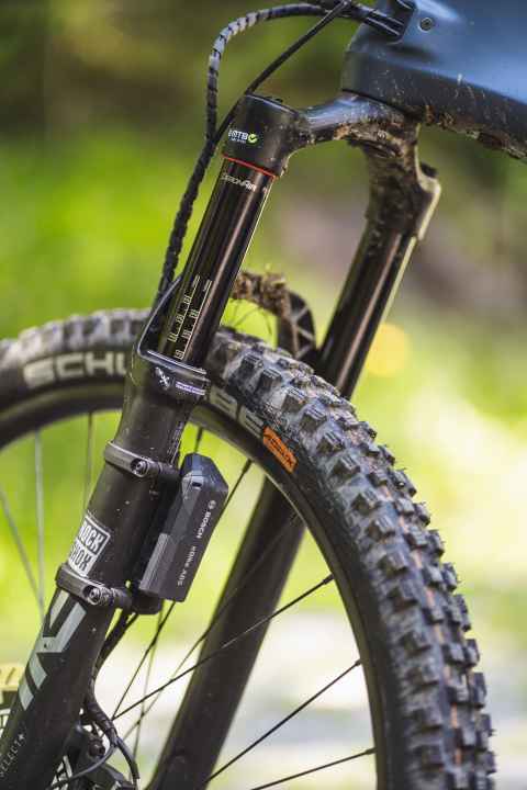 The control unit of the Bosch e-bike ABS is located on the suspension fork.