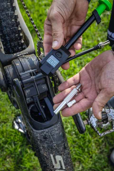 The pressure in the damper can only be adjusted with a valve extension.