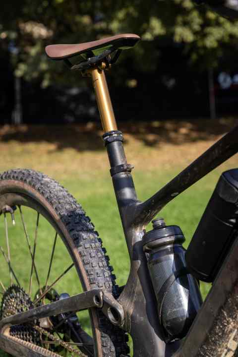 The insertion depth of the seatpost is limited. This can restrict riders with shorter legs in their choice of size.