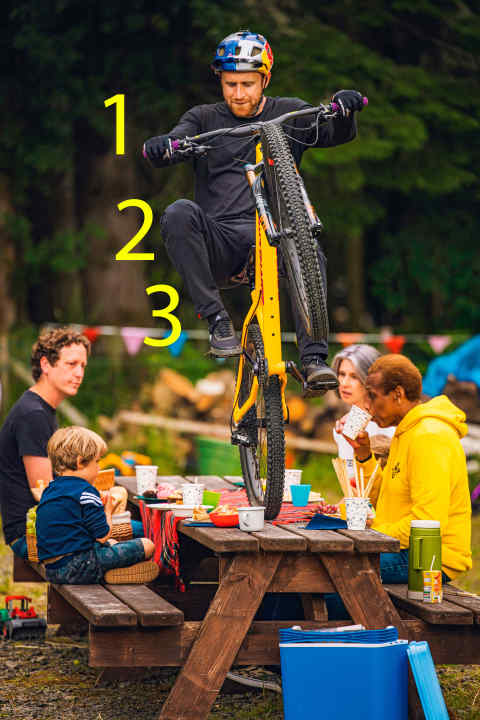 1: Der Finger liegt auf der Hinterradbremse. Tipp: leicht schleifen lassen. - 2.  Du hältst seitliche Balance, indem Du die Knie ein- und ausklappst. - 3.  Bremse dosiert während der ganzen Abfahrt.