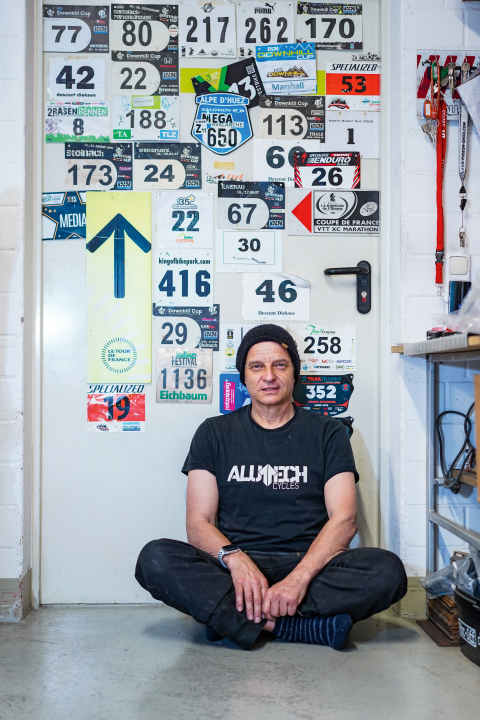 Die berühmte, schwarze Wollmütze - Jürgen Schlender ist niemals oben ohne.