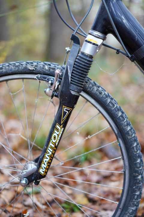 Rustikale Federgabeln, wie diese Answer Manitou 5, sehen nett aus, funktionieren aber selten noch gut. Eine Wartung ist aufgrund fehlender Ersatzteile kaum möglich. Und wenn, dann teuer.