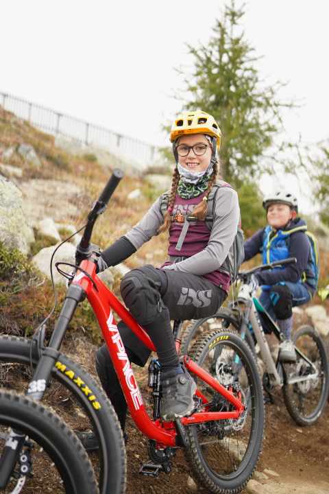 Knee protectors from IXS protect Sophia when shredding in the bike park.