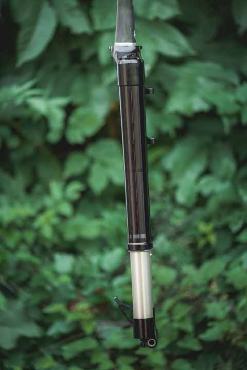 Die angewinkelten Standrohre der Intend-Gabel sparen Gewicht und verbessern das Ansprechverhalten.