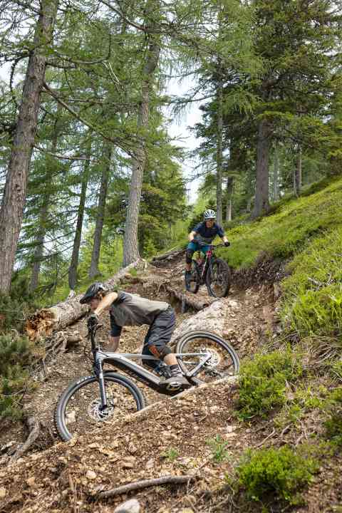 Rough, slippery, steep: full enduro qualities are required on the demanding Thriller and EWS trails. The Reign E+ from Giant is in its element, as is guest tester Anton Wünscher. 