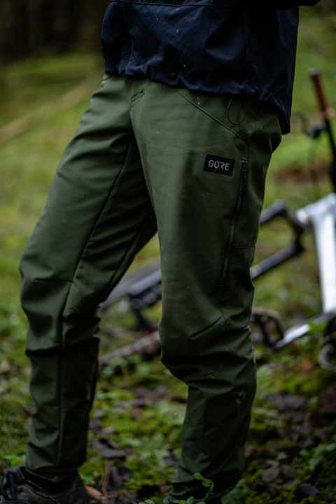 Windproof and water-repellent on the seat and thighs and quick-drying 4-way stretch material on the lower legs. The Gore Wear Fernflow bike trousers are designed to keep you dry and warm.