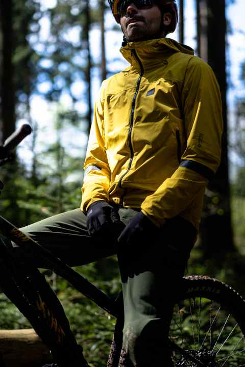 Mit winddichten und dehnbaren Anteilen soll die Lupra-Jacke von Gore dem wechselhaften Herbstwetter gewachsen sein. Sie ist vollständig wasserabweisend.