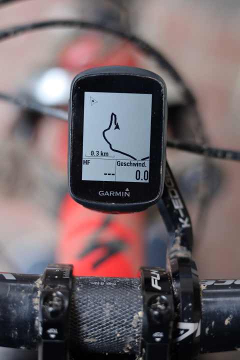 Turn-by-turn instructions and the display of the track via a black line are sufficient for navigation in easy terrain with the Garmin Edge 130 Plus.