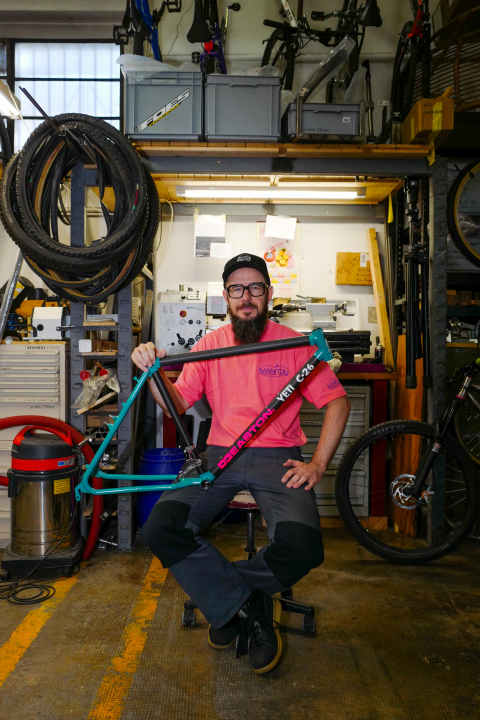 The geometry specialist: Reto Trachsel is a mate of Stefan Utz and a frame builder himself. He worked out the geometry of the Rock Lobster. In the photo he is holding a replica of the legendary Yeti C26 in his hands, which he produces in small batches together with Stefan.