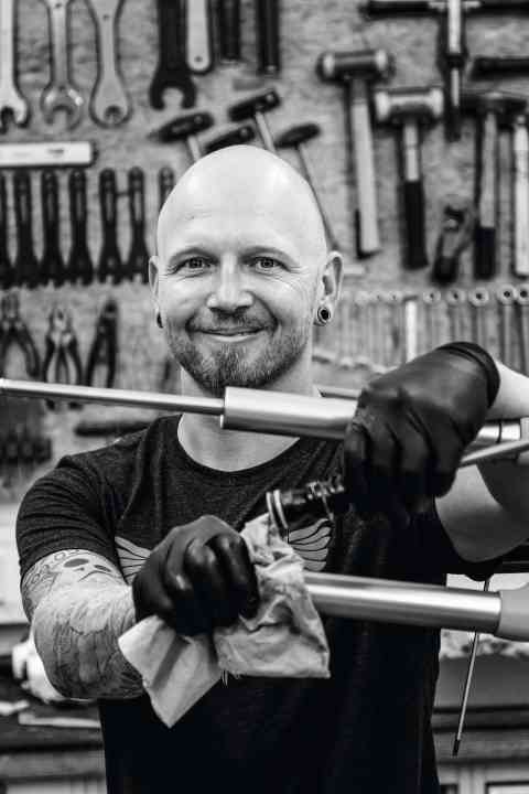 Carsten Wollenhaupt ist Marketing-Koordinator bei Rock­shox. Er verrät uns, wann ein großer Gabel-Service nötig ist und was dabei genau passiert.