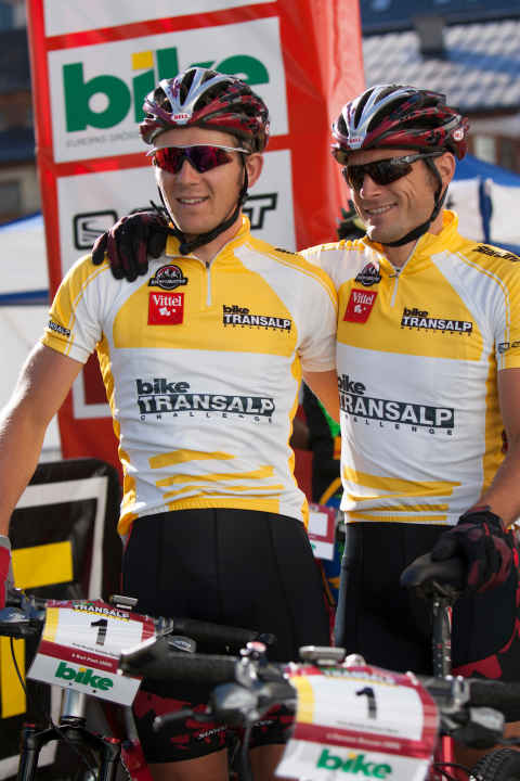   Pfalz-Connection: Mr BIKE Transalp Karl Platt (left) has already won the stage race over the Alps 6 times. Here we see him in 2006 after defending his title with Carsten Bresser. Both MTB legends prefer to train in the Palatinate Forest.