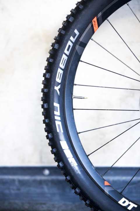   The conditions during the test were damp and slippery. The Schwalbe Nobby Nic tyres in 2.55 inch width - inflated to 1.0 and 1.3 bar - provide excellent traction.