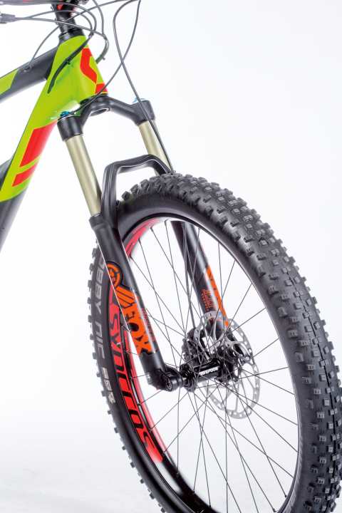   Huge advantage: Scott, Specialized and KTM roll to the test on the thick 27.5" tyres, which can also be retrofitted to the Rotwild. The thick tyres provide traction and safety. Disadvantages? None for the E-MTB.