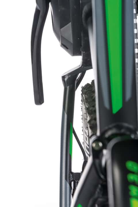   Die Verkabelung der Elektronikkomponenten ist oft nicht gut gelöst. Immer wieder fallen uns Kabel auf, die abreißen können – wie hier am Scott, wo das Kabel zu dicht am Reifen verläuft. Defekt vorprogrammiert.