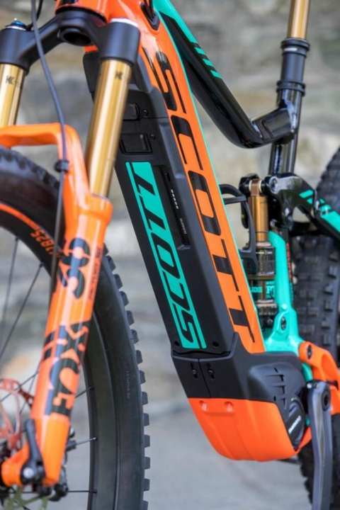   Auf der Unterseite der Batterie befindet sich eine Akkustandsanzeige und der Knopf zum Einschalten des Motors.